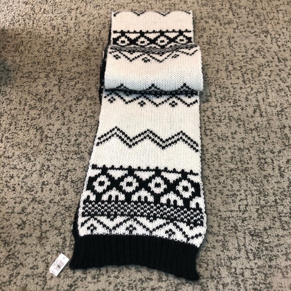 Old Navy White & Black Print Knitted Scarf - Picture 3 of 5